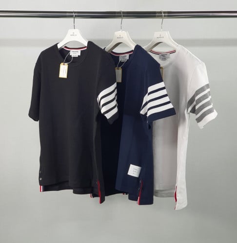 톰*브라운 시그니쳐 사선완장 스웻 티셔츠 입고~