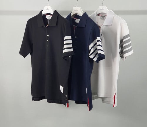 톰*브라운 시그니쳐 사선완장 스웻 카라티셔츠 입고~