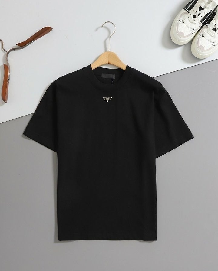 트라이앵글 메탈 로고 코튼 반팔 티셔츠 PR-3750