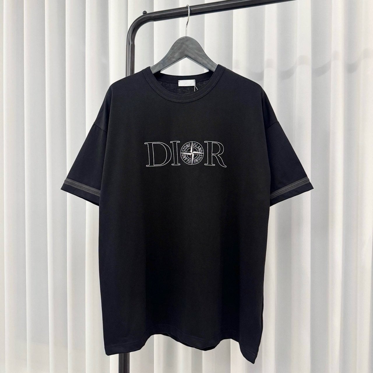 💕 디* X 스* 자수 로고 반팔 티셔츠