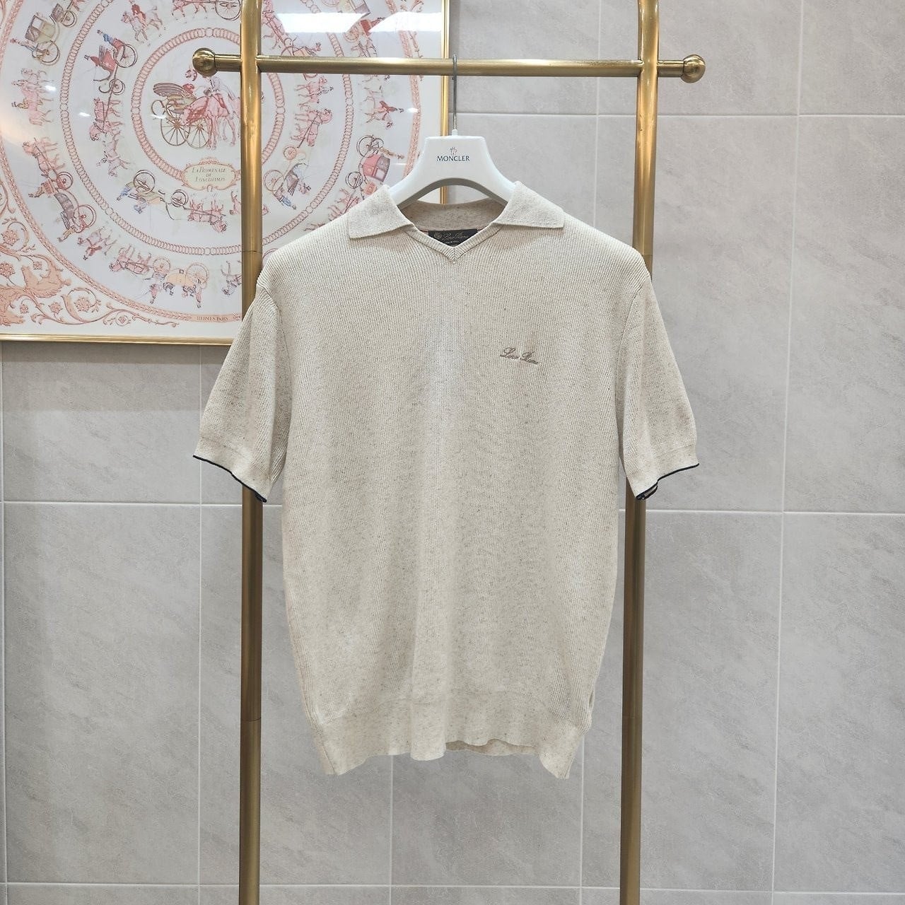 💕 로* 피아나 자수로고 린넨 카라 니트