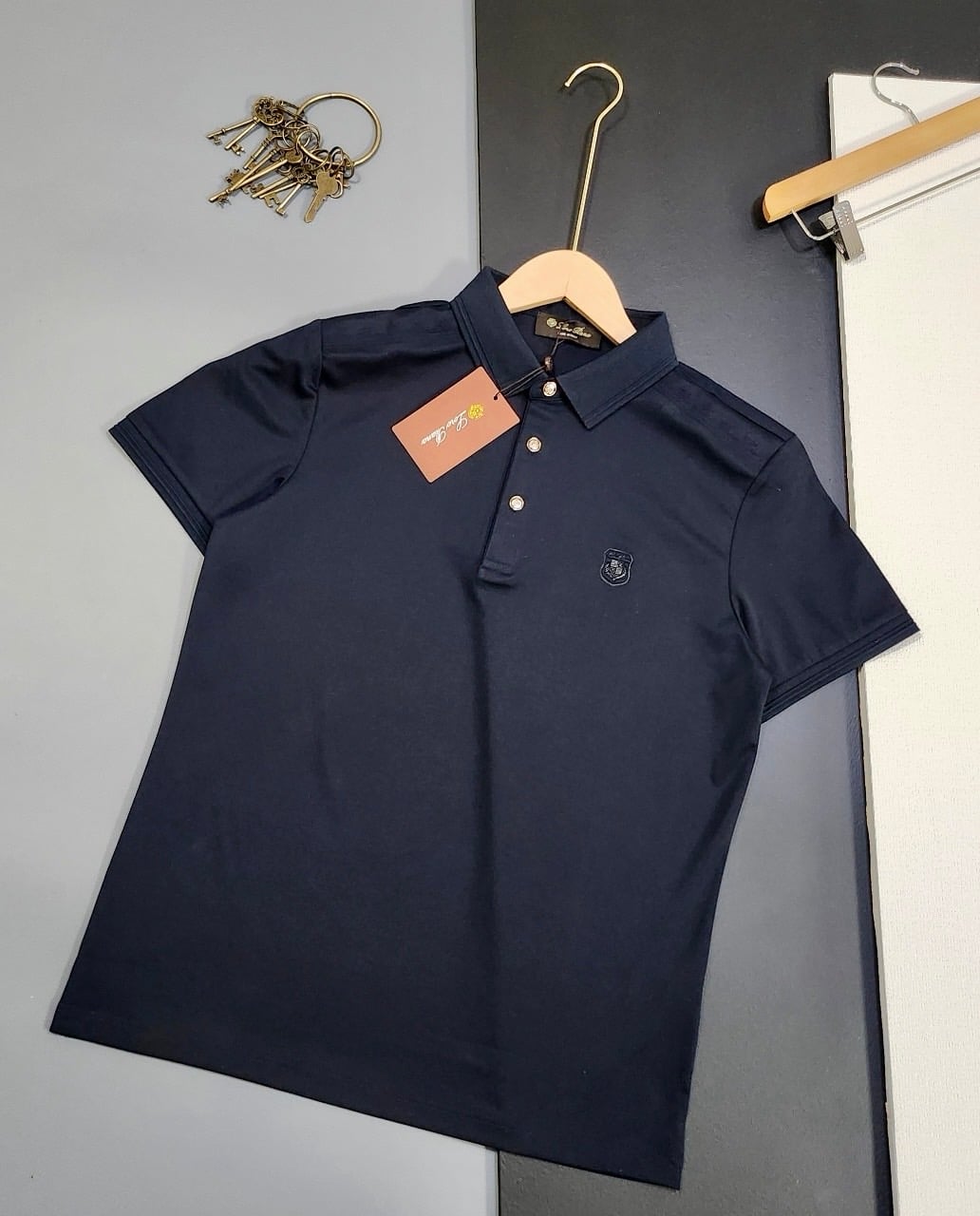 #로로피아나 포인트 자수 로고 카라 티셔츠